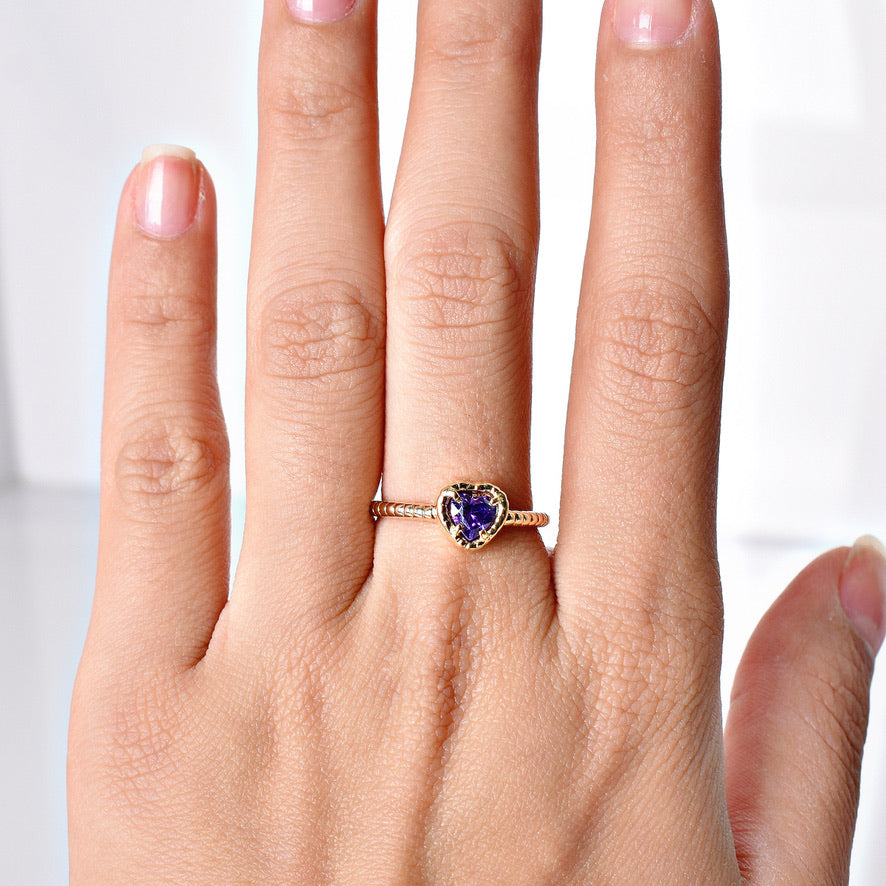 Anillo Corazon Morado Talla 6 3/4