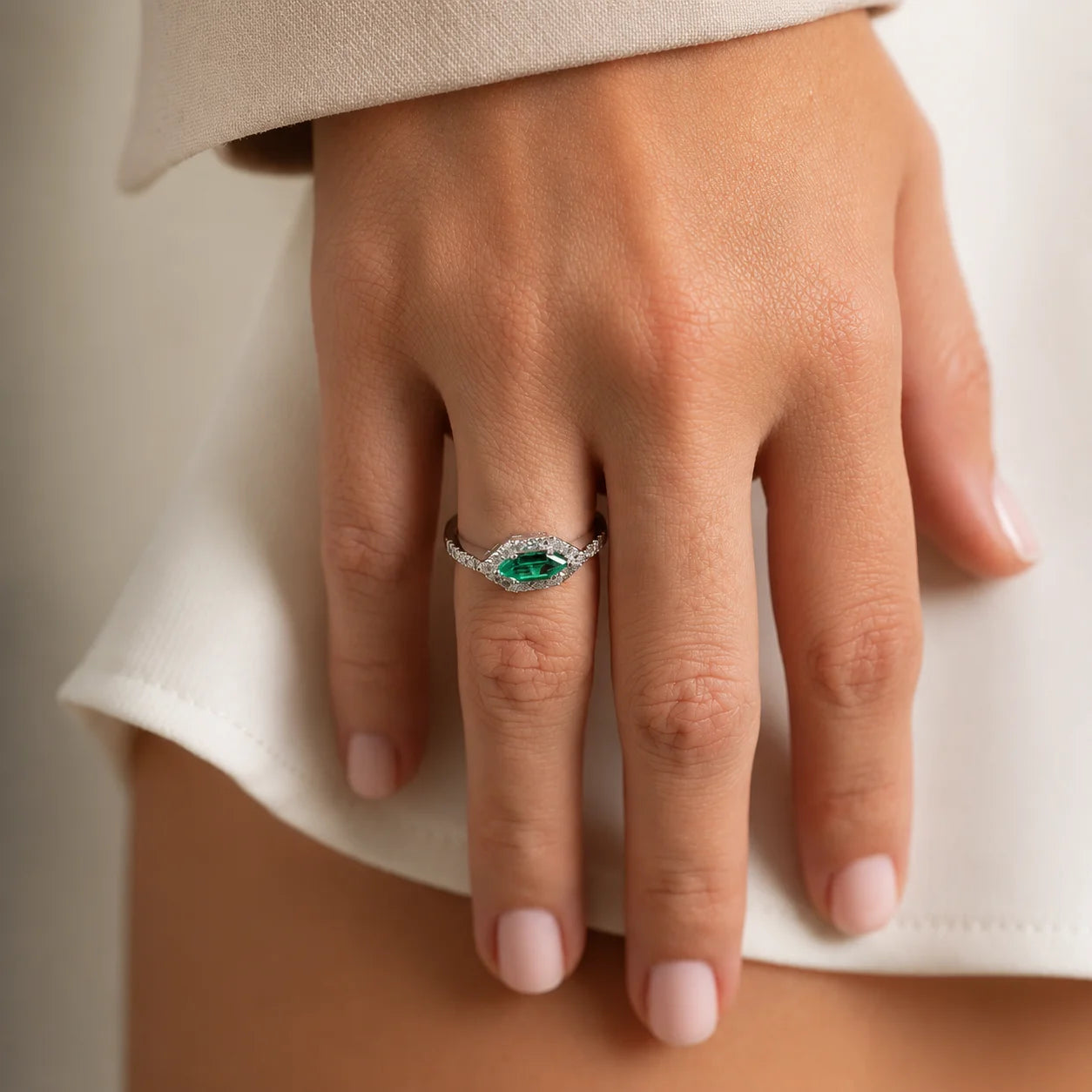 Anillo Oval Esmeralda & Diamantes Talla 6