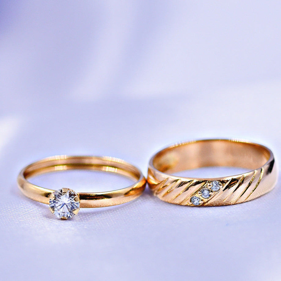 Alianza de boda para mujer en oro con un diamante talla corazón.