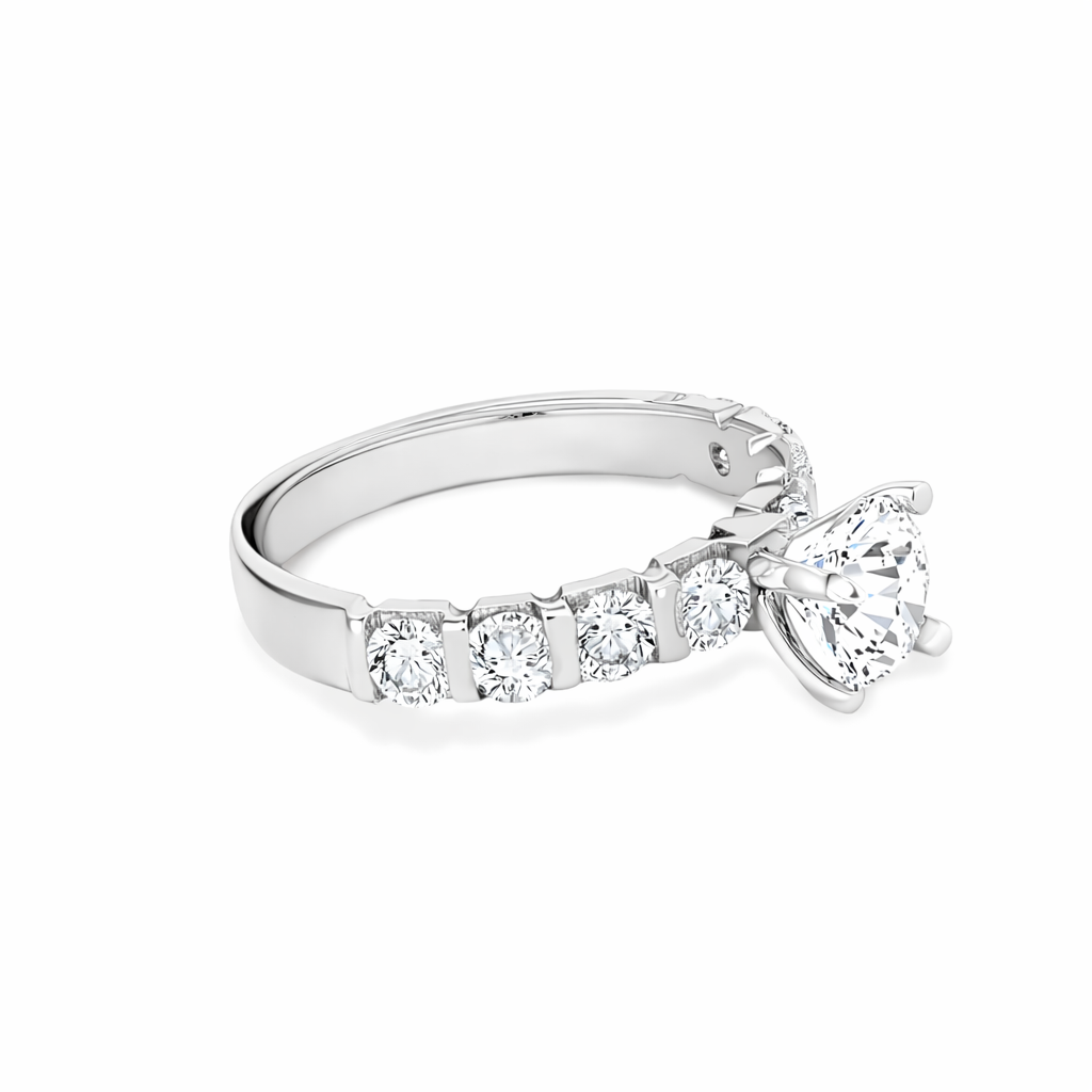 Anillo Solitario Corte Redondo con Banda Half Eternity