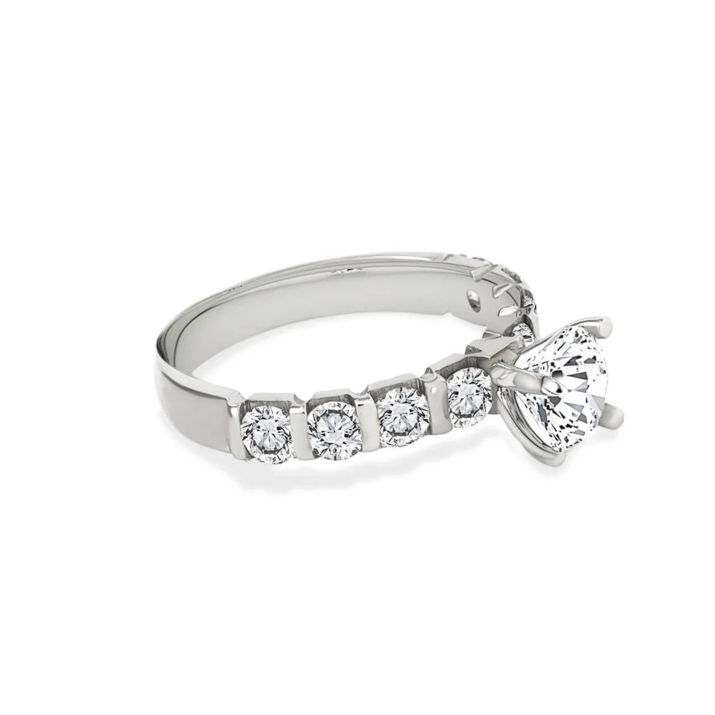 Anillo Solitario Corte Redondo con Banda Half Eternity