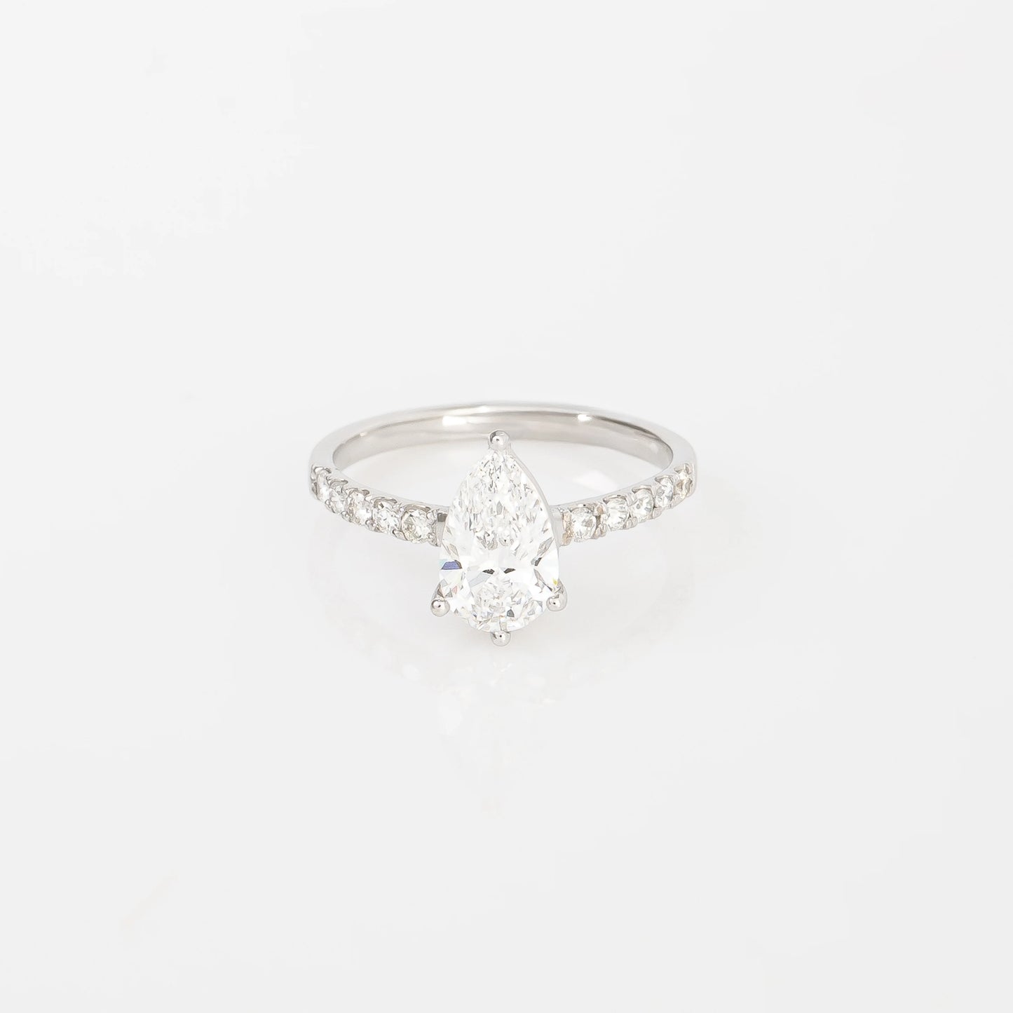 Anillo Diamantes Lab. Pera