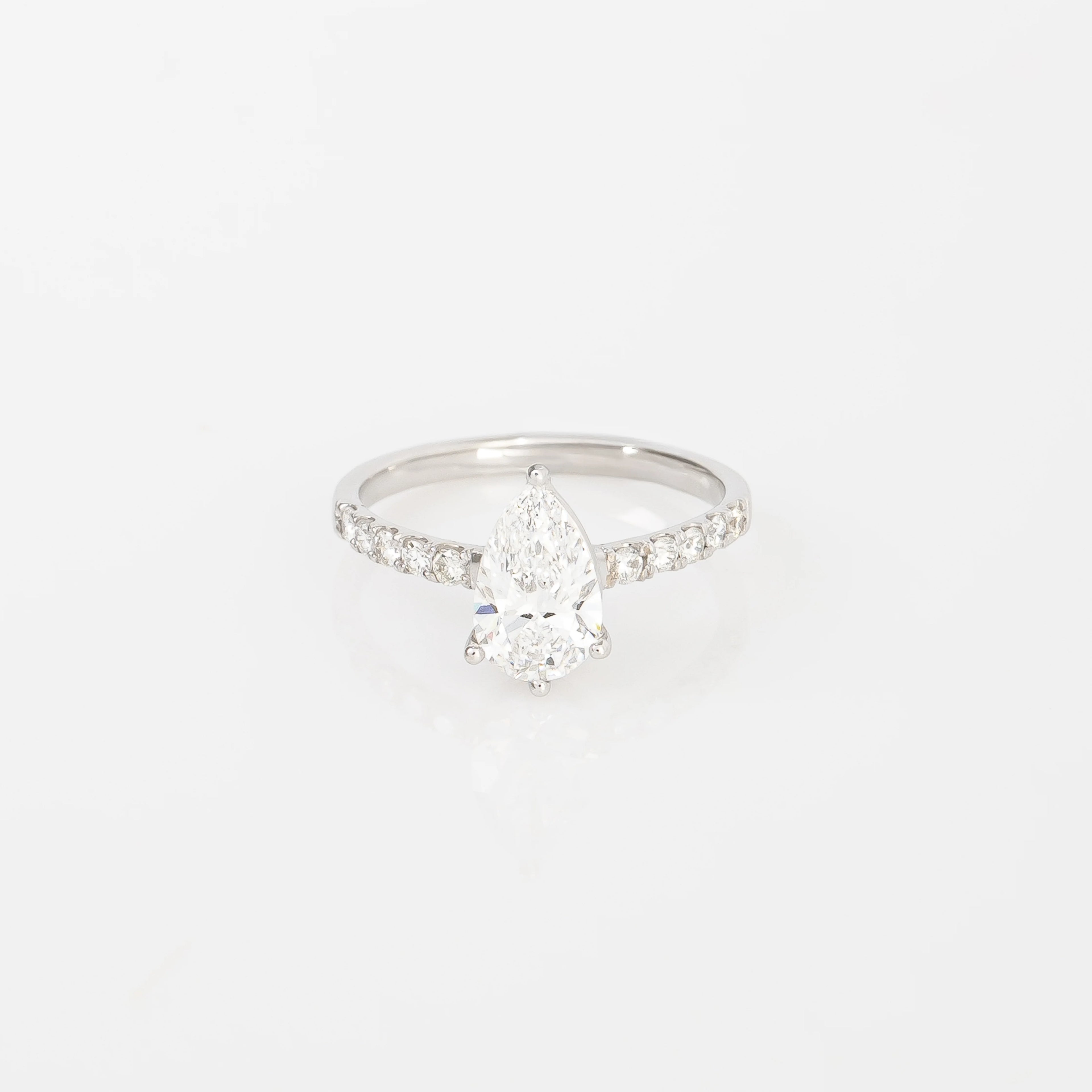 Anillo Diamantes Lab. Pera