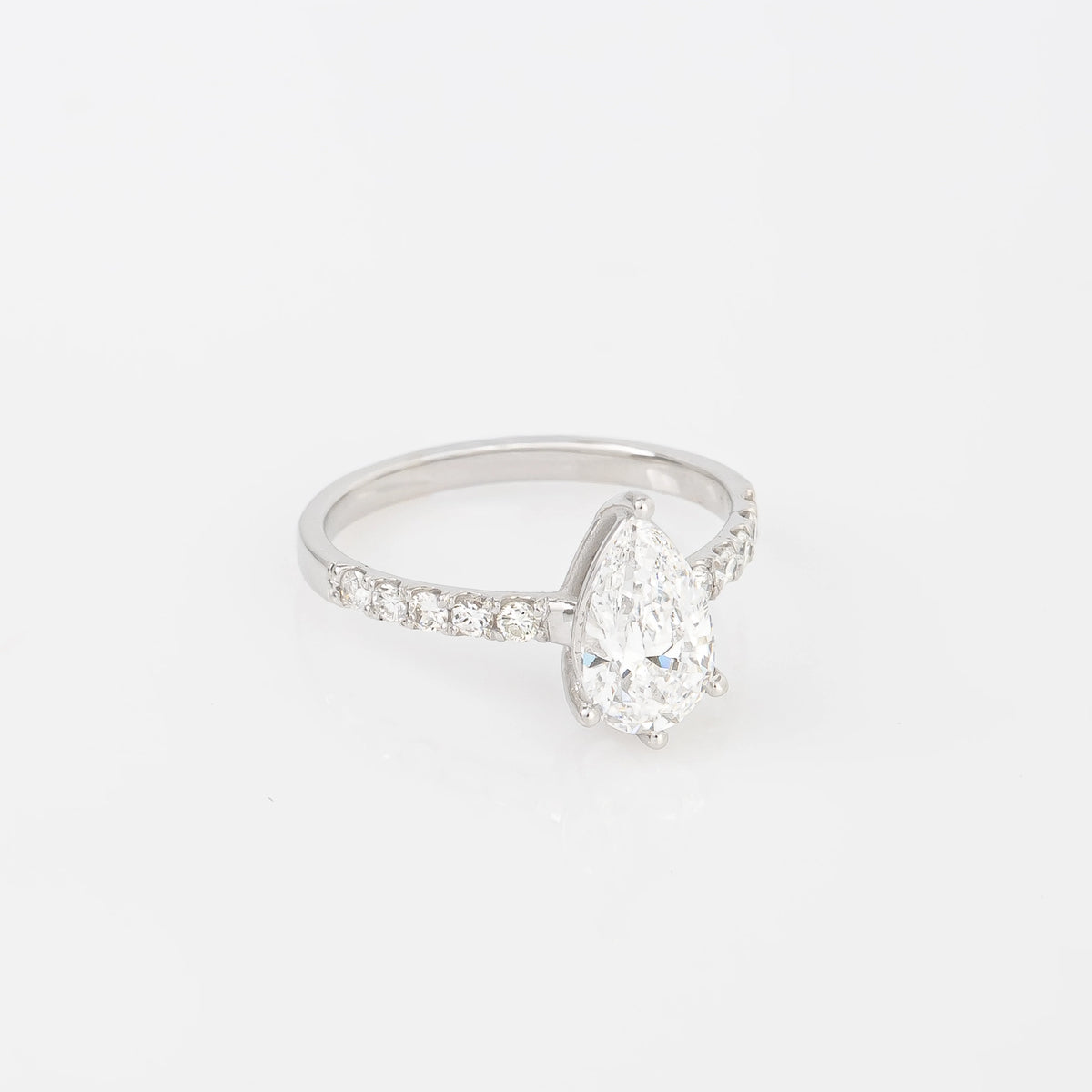 Anillo Diamantes Lab. Pera