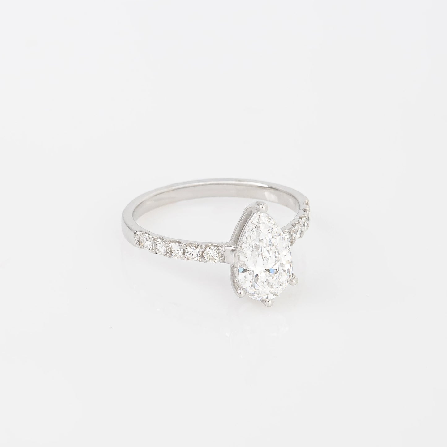 Anillo Diamantes Lab. Pera