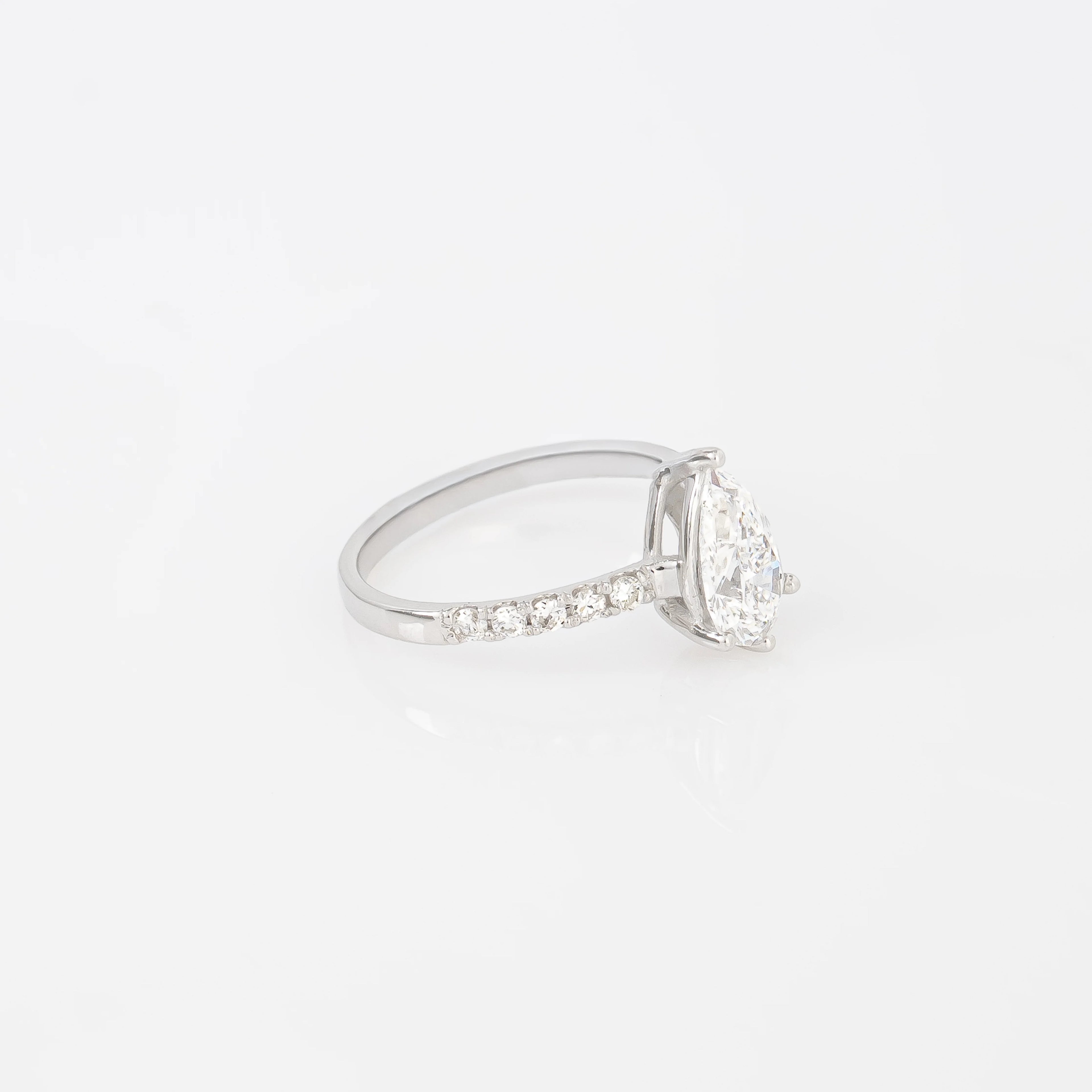 Anillo Diamantes Lab. Pera