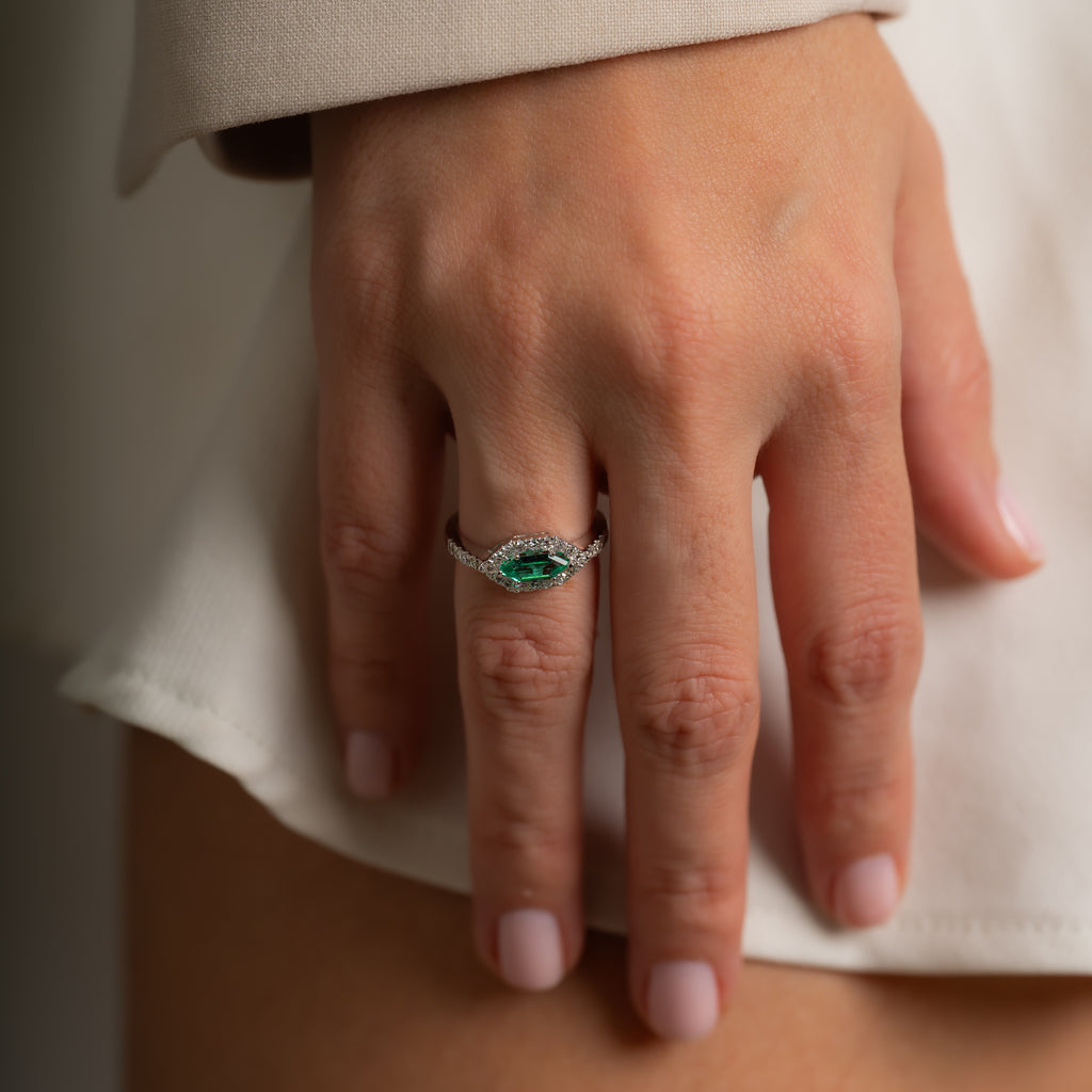 Anillo Oval Esmeralda & Diamantes Talla 6