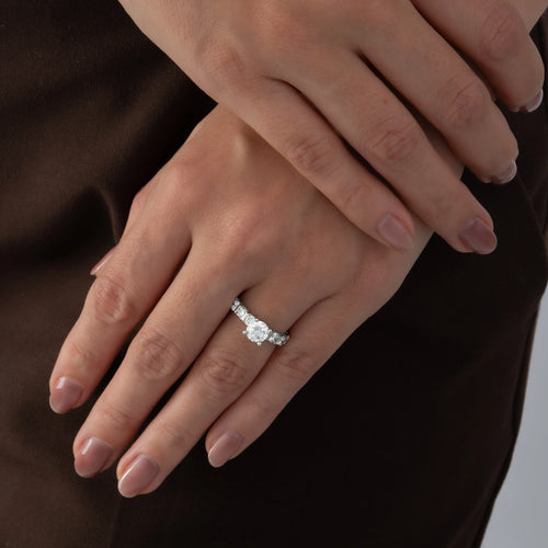 Anillo Solitario Corte Redondo con Banda Half Eternity