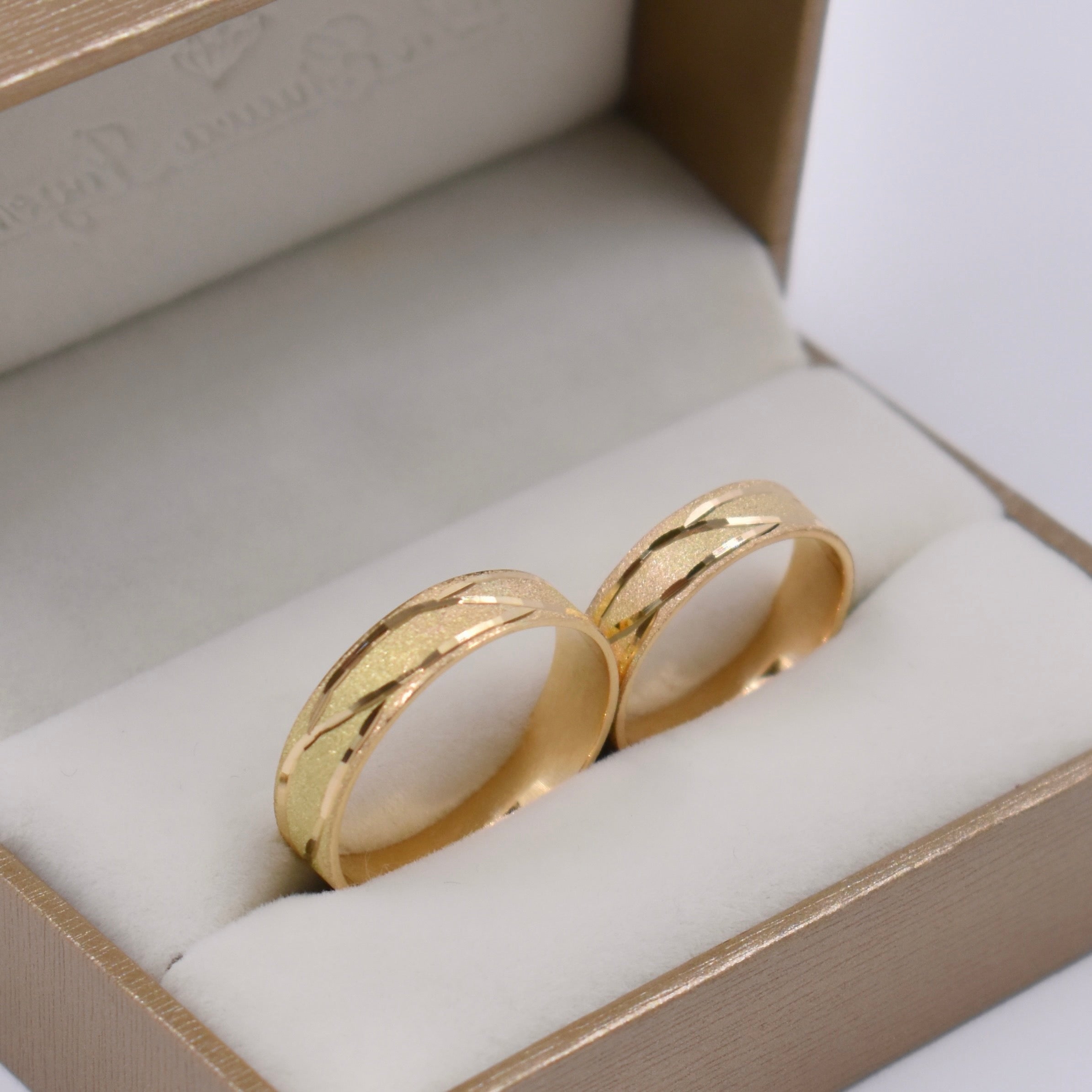 set of wedding rings diamond lines matte background – La Guaca Joyeros